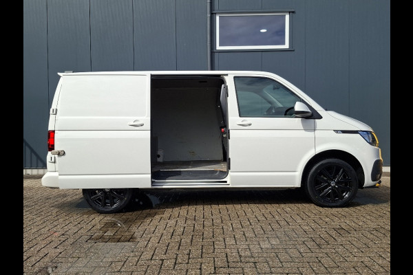 Volkswagen Transporter 2.0 TDI L1H1 150PK * Trekhaak * Navigatiesysteem * 3-Zits * Parkeercamera * 96.000KM! *