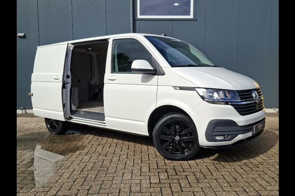 Volkswagen Transporter 2.0 TDI L1H1 150PK * Trekhaak * Navigatiesysteem * 3-Zits * Parkeercamera * 96.000KM! *