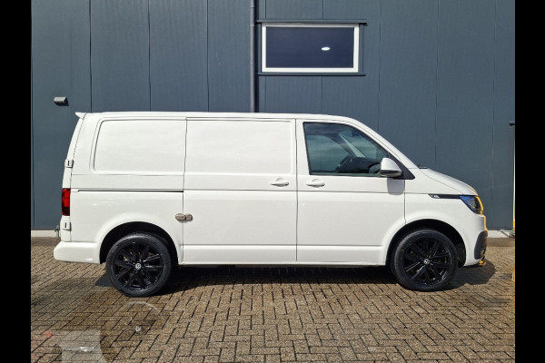 Volkswagen Transporter 2.0 TDI L1H1 150PK * Trekhaak * Navigatiesysteem * 3-Zits * Parkeercamera * 96.000KM! *