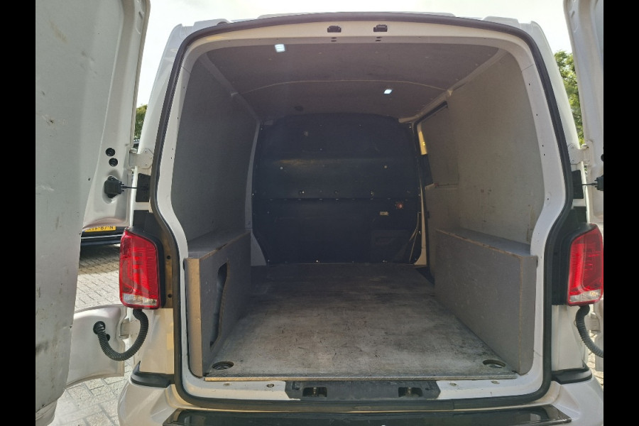 Volkswagen Transporter 2.0 TDI L1H1 150PK * Trekhaak * Navigatiesysteem * 3-Zits * Parkeercamera * 96.000KM! *