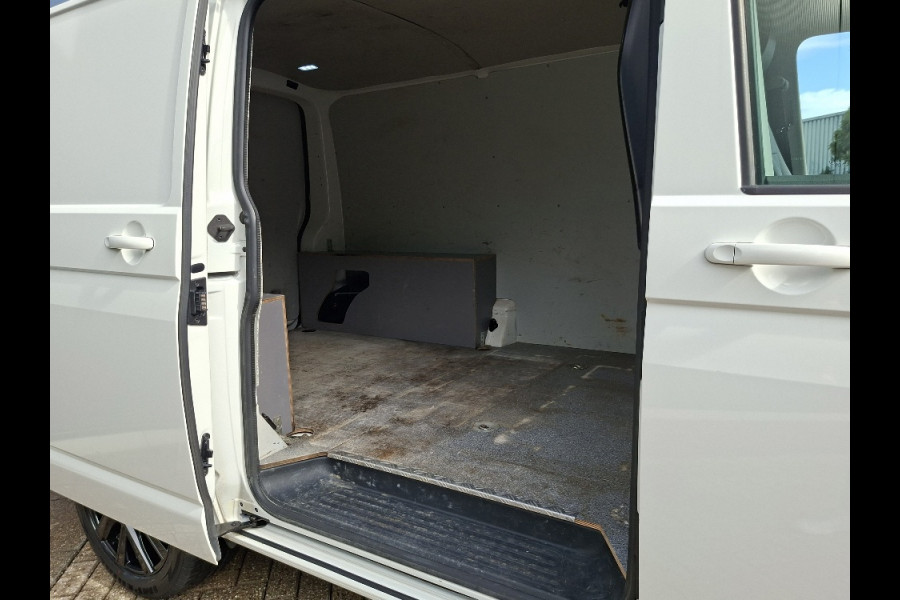 Volkswagen Transporter 2.0 TDI L1H1 150PK * Trekhaak * Navigatiesysteem * 3-Zits * Parkeercamera * 96.000KM! *
