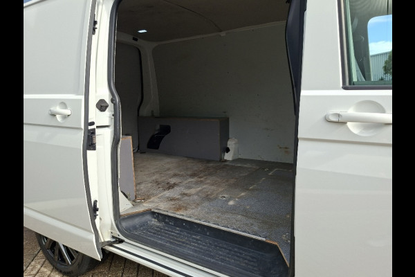 Volkswagen Transporter 2.0 TDI L1H1 150PK * Trekhaak * Navigatiesysteem * 3-Zits * Parkeercamera * 96.000KM! *