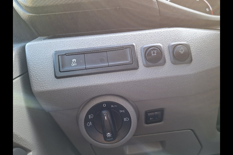 Volkswagen Transporter 2.0 TDI L1H1 150PK * Trekhaak * Navigatiesysteem * 3-Zits * Parkeercamera * 96.000KM! *