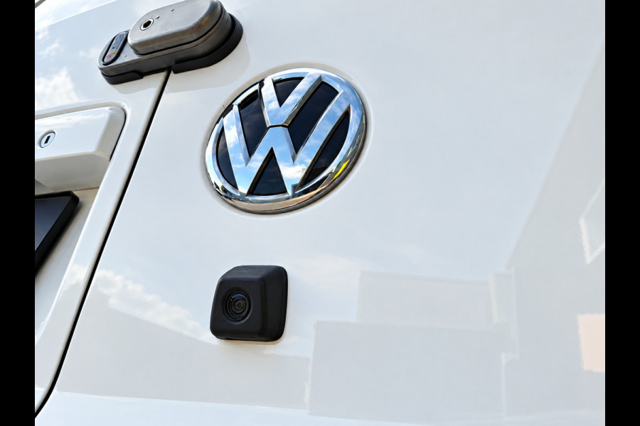 Volkswagen Transporter 2.0 TDI L1H1 150PK * Trekhaak * Navigatiesysteem * 3-Zits * Parkeercamera * 96.000KM! *