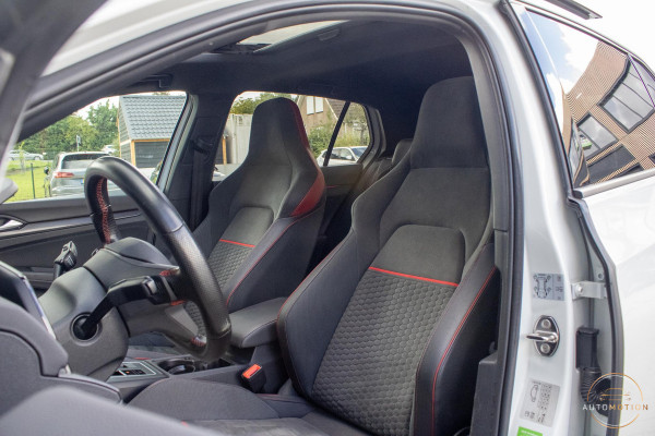 Volkswagen Golf 2.0 TSI GTI Clubsport PANO CAMERA IQ LIGHTS STOELVERWARMING 19 INCH SFEER