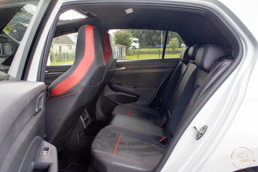 Volkswagen Golf 2.0 TSI GTI Clubsport PANO CAMERA IQ LIGHTS STOELVERWARMING 19 INCH SFEER