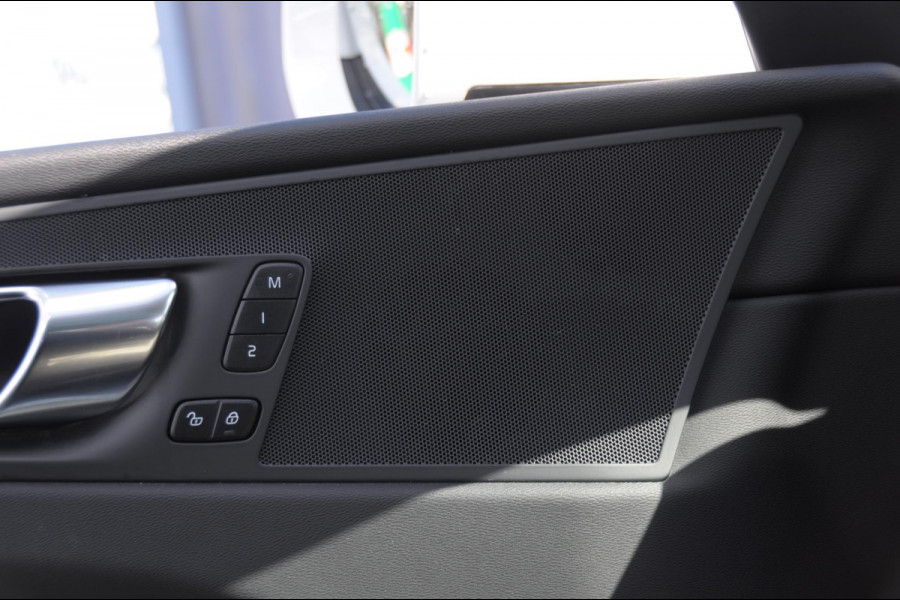 Volvo XC60 T8 390PK Automaat Recharge T8 AWD Inscription / Panoramadak / Leder Dashboard / Luchtvering / Elektrische stoel met geheugen / BLIS / Adaptieve cruise control