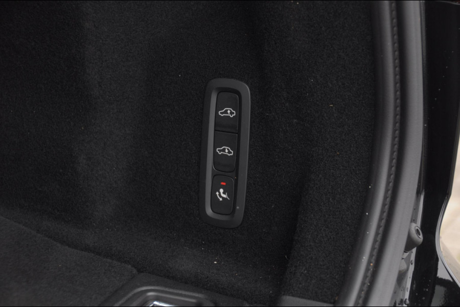 Volvo XC60 T6 350PK Automaat AWD Ultra Black Edition Trekhaak / Luchtvering / Facelift/ Head-up display/ Harman Kardon audio/ BLIS/ Elektrischbedienbare stoelen met geheugen / Panoramadak/ Adaptive cruise control/ Pilot assist/ Apple Carplay/ Android auto/