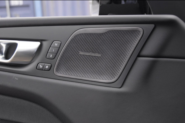 Volvo XC60 T6 350PK Automaat AWD Ultra Black Edition Trekhaak / Luchtvering / Facelift/ Head-up display/ Harman Kardon audio/ BLIS/ Elektrischbedienbare stoelen met geheugen / Panoramadak/ Adaptive cruise control/ Pilot assist/ Apple Carplay/ Android auto/