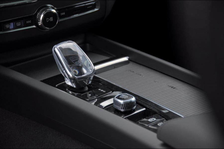 Volvo XC60 T6 350PK Automaat AWD Ultra Black Edition Trekhaak / Luchtvering / Facelift/ Head-up display/ Harman Kardon audio/ BLIS/ Elektrischbedienbare stoelen met geheugen / Panoramadak/ Adaptive cruise control/ Pilot assist/ Apple Carplay/ Android auto/