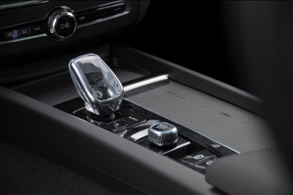 Volvo XC60 T6 350PK Automaat AWD Ultra Black Edition Trekhaak / Luchtvering / Facelift/ Head-up display/ Harman Kardon audio/ BLIS/ Elektrischbedienbare stoelen met geheugen / Panoramadak/ Adaptive cruise control/ Pilot assist/ Apple Carplay/ Android auto/