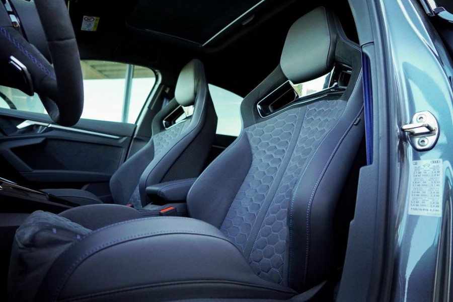 Audi A3 Limousine 2.5 TFSI RS 3 quattro / 1 van 300 / Keramisch / Pano / Kuipstoelen / B&O
