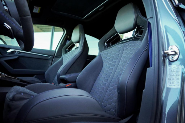 Audi A3 Limousine 2.5 TFSI RS 3 quattro / 1 van 300 / Keramisch / Pano / Kuipstoelen / B&O