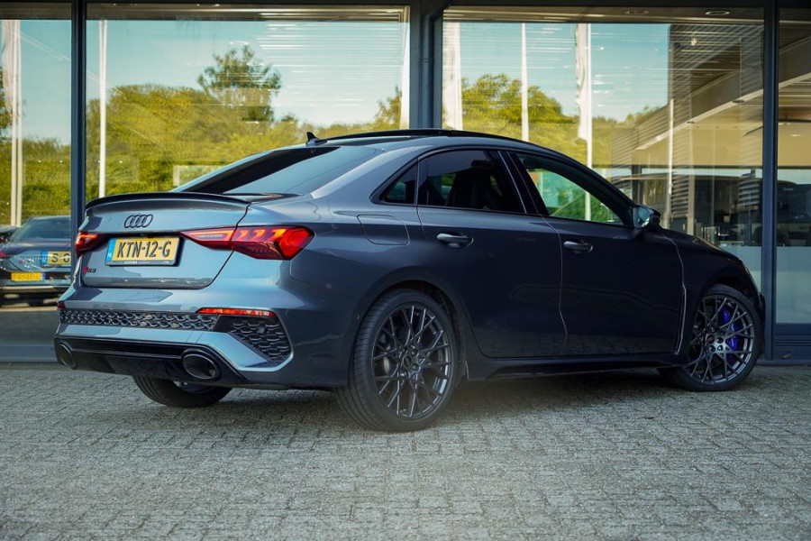 Audi A3 Limousine 2.5 TFSI RS 3 quattro / 1 van 300 / Keramisch / Pano / Kuipstoelen / B&O