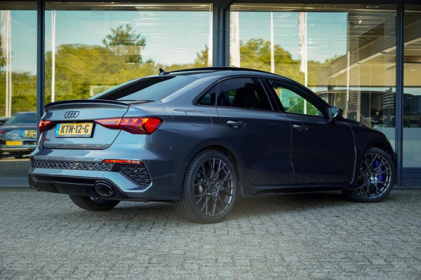 Audi A3 Limousine 2.5 TFSI RS 3 quattro / 1 van 300 / Keramisch / Pano / Kuipstoelen / B&O