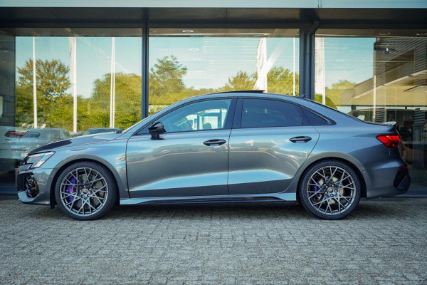 Audi A3 Limousine 2.5 TFSI RS 3 quattro / 1 van 300 / Keramisch / Pano / Kuipstoelen / B&O