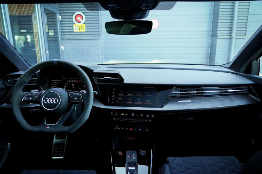 Audi A3 Limousine 2.5 TFSI RS 3 quattro / 1 van 300 / Keramisch / Pano / Kuipstoelen / B&O