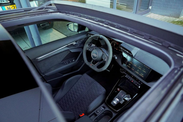 Audi A3 Limousine 2.5 TFSI RS 3 quattro / 1 van 300 / Keramisch / Pano / Kuipstoelen / B&O