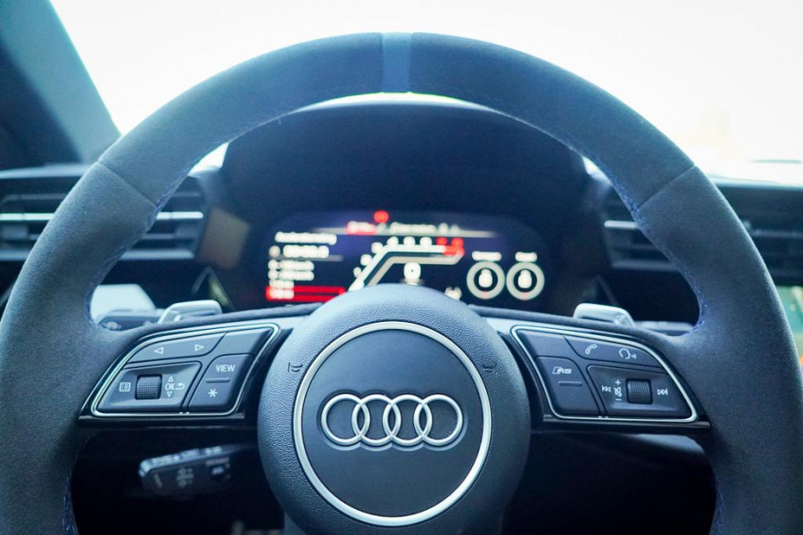 Audi A3 Limousine 2.5 TFSI RS 3 quattro / 1 van 300 / Keramisch / Pano / Kuipstoelen / B&O