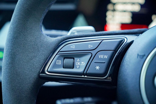 Audi A3 Limousine 2.5 TFSI RS 3 quattro / 1 van 300 / Keramisch / Pano / Kuipstoelen / B&O