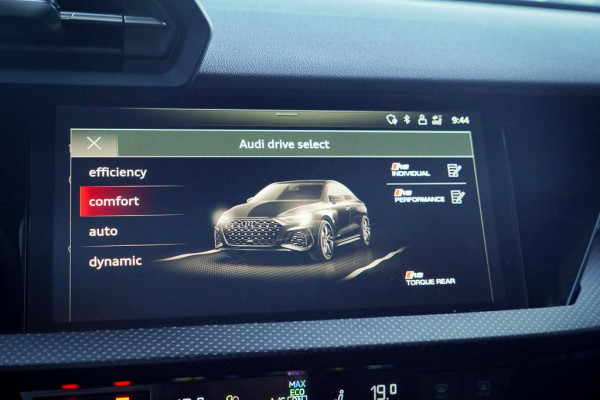 Audi A3 Limousine 2.5 TFSI RS 3 quattro / 1 van 300 / Keramisch / Pano / Kuipstoelen / B&O