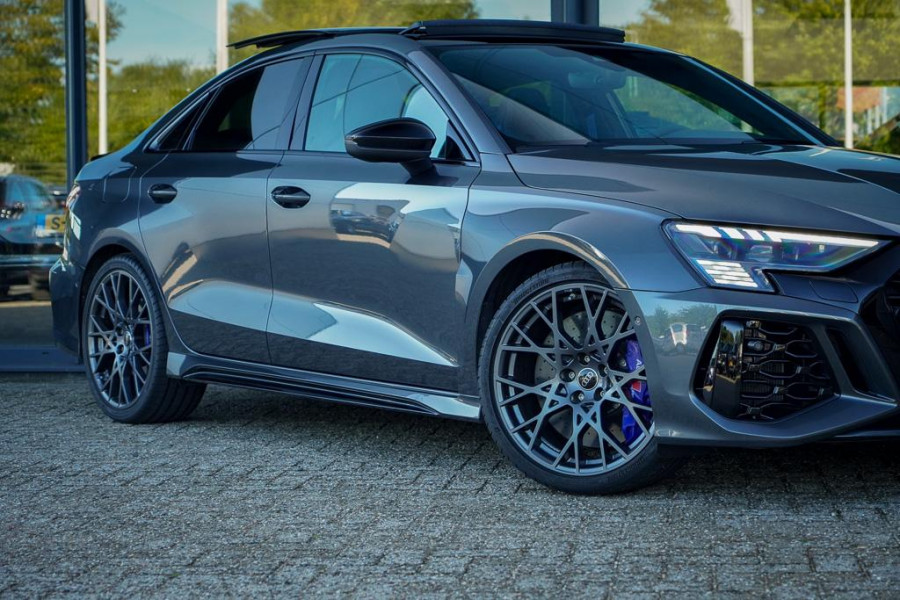Audi A3 Limousine 2.5 TFSI RS 3 quattro / 1 van 300 / Keramisch / Pano / Kuipstoelen / B&O