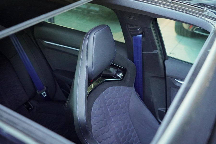 Audi A3 Limousine 2.5 TFSI RS 3 quattro / 1 van 300 / Keramisch / Pano / Kuipstoelen / B&O
