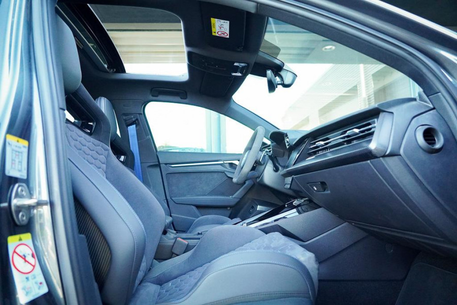 Audi A3 Limousine 2.5 TFSI RS 3 quattro / 1 van 300 / Keramisch / Pano / Kuipstoelen / B&O
