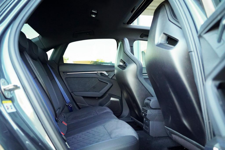 Audi A3 Limousine 2.5 TFSI RS 3 quattro / 1 van 300 / Keramisch / Pano / Kuipstoelen / B&O