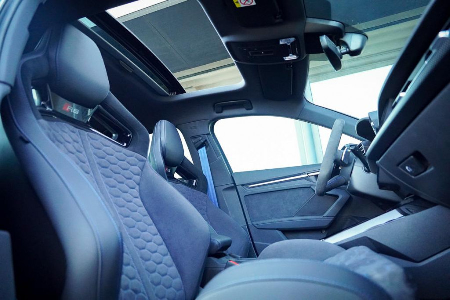 Audi A3 Limousine 2.5 TFSI RS 3 quattro / 1 van 300 / Keramisch / Pano / Kuipstoelen / B&O