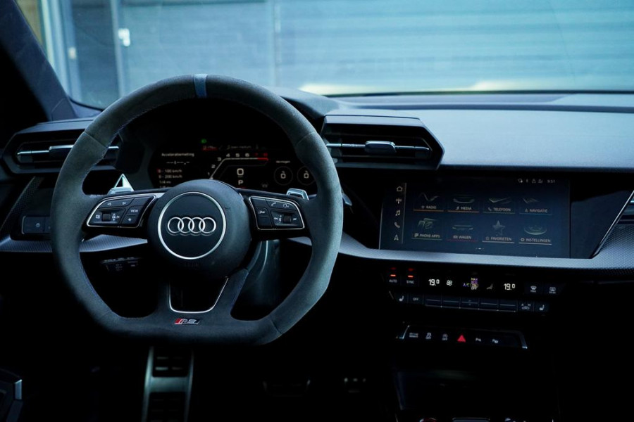 Audi A3 Limousine 2.5 TFSI RS 3 quattro / 1 van 300 / Keramisch / Pano / Kuipstoelen / B&O
