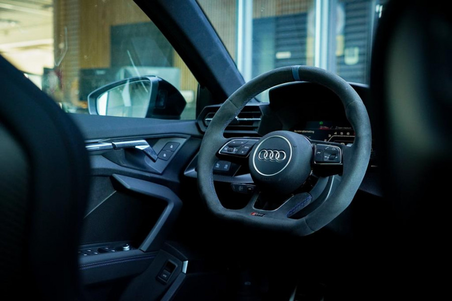 Audi A3 Limousine 2.5 TFSI RS 3 quattro / 1 van 300 / Keramisch / Pano / Kuipstoelen / B&O