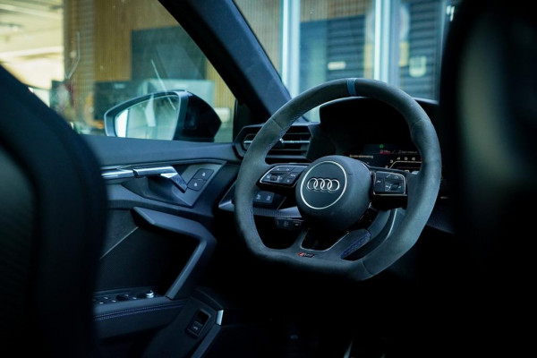 Audi A3 Limousine 2.5 TFSI RS 3 quattro / 1 van 300 / Keramisch / Pano / Kuipstoelen / B&O