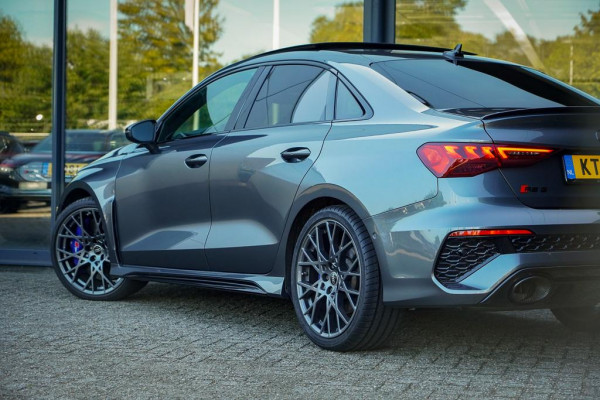 Audi A3 Limousine 2.5 TFSI RS 3 quattro / 1 van 300 / Keramisch / Pano / Kuipstoelen / B&O