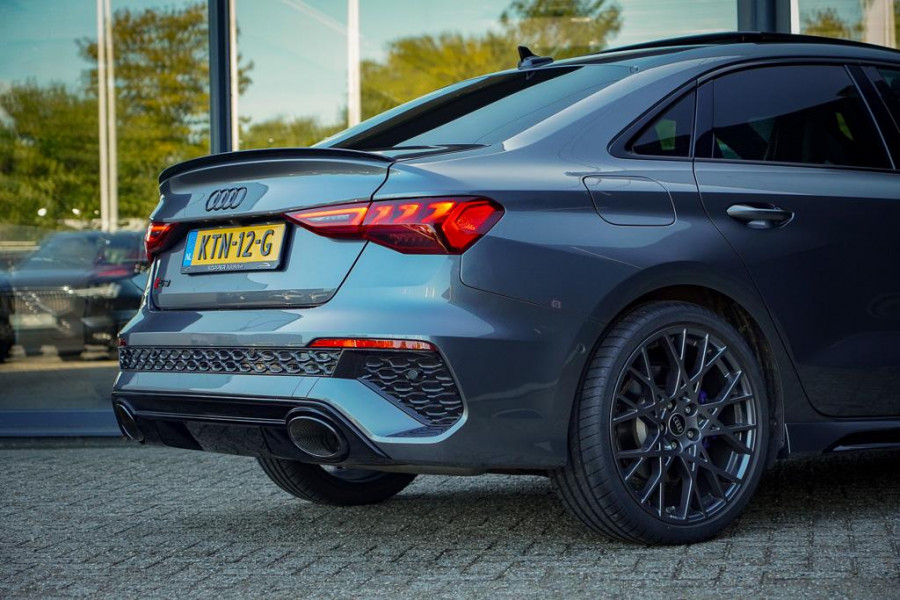 Audi A3 Limousine 2.5 TFSI RS 3 quattro / 1 van 300 / Keramisch / Pano / Kuipstoelen / B&O