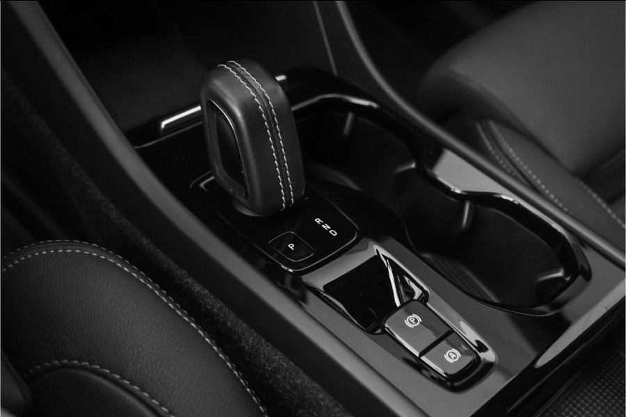 Volvo XC40 1.5 T5 Recharge R-Design ACC H/K Trekhaak Stuur & Stoelverw