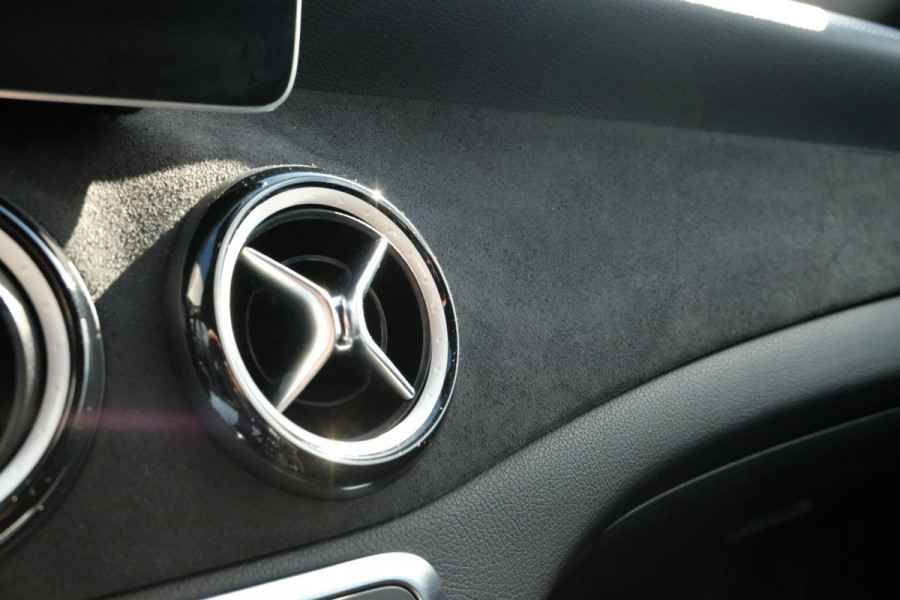 Mercedes-Benz CLA-Klasse 180 AMG-line 122 PK | Panorama dak | Dealer onderhouden | All-Season banden | Navigatie | Camera | Carplay | Parkeersensoren