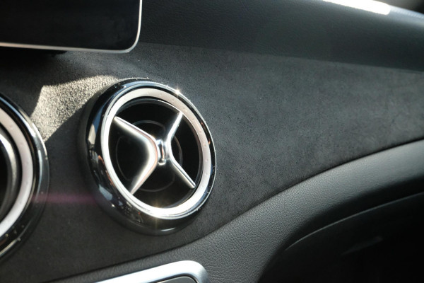 Mercedes-Benz CLA-Klasse 180 AMG-line 122 PK | Panorama dak | Dealer onderhouden | All-Season banden | Navigatie | Camera | Carplay | Parkeersensoren