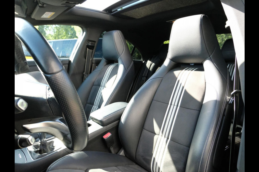 Mercedes-Benz CLA-Klasse 180 AMG-line 122 PK | Panorama dak | Dealer onderhouden | All-Season banden | Navigatie | Camera | Carplay | Parkeersensoren