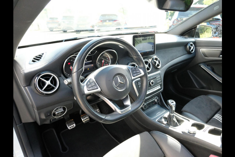 Mercedes-Benz CLA-Klasse 180 AMG-line 122 PK | Panorama dak | Dealer onderhouden | All-Season banden | Navigatie | Camera | Carplay | Parkeersensoren