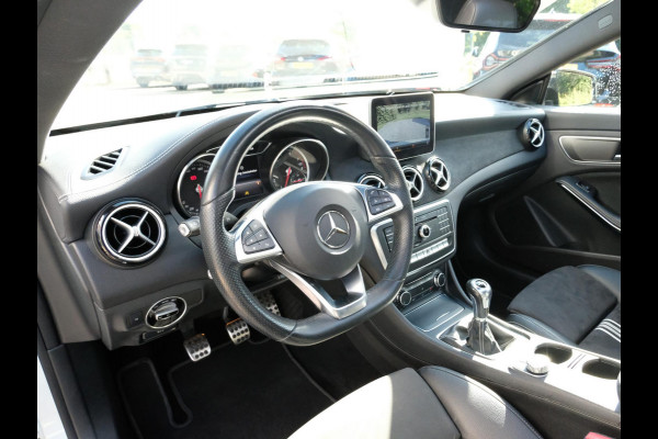 Mercedes-Benz CLA-Klasse 180 AMG-line 122 PK | Panorama dak | Dealer onderhouden | All-Season banden | Navigatie | Camera | Carplay | Parkeersensoren