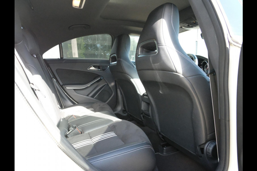 Mercedes-Benz CLA-Klasse 180 AMG-line 122 PK | Panorama dak | Dealer onderhouden | All-Season banden | Navigatie | Camera | Carplay | Parkeersensoren