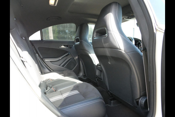 Mercedes-Benz CLA-Klasse 180 AMG-line 122 PK | Panorama dak | Dealer onderhouden | All-Season banden | Navigatie | Camera | Carplay | Parkeersensoren