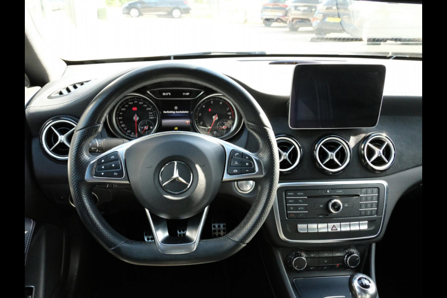 Mercedes-Benz CLA-Klasse 180 AMG-line 122 PK | Panorama dak | Dealer onderhouden | All-Season banden | Navigatie | Camera | Carplay | Parkeersensoren