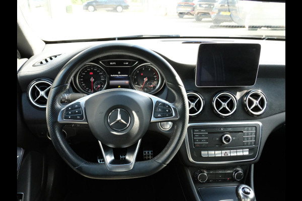 Mercedes-Benz CLA-Klasse 180 AMG-line 122 PK | Panorama dak | Dealer onderhouden | All-Season banden | Navigatie | Camera | Carplay | Parkeersensoren