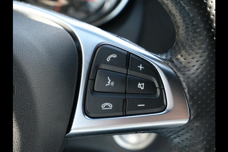 Mercedes-Benz CLA-Klasse 180 AMG-line 122 PK | Panorama dak | Dealer onderhouden | All-Season banden | Navigatie | Camera | Carplay | Parkeersensoren