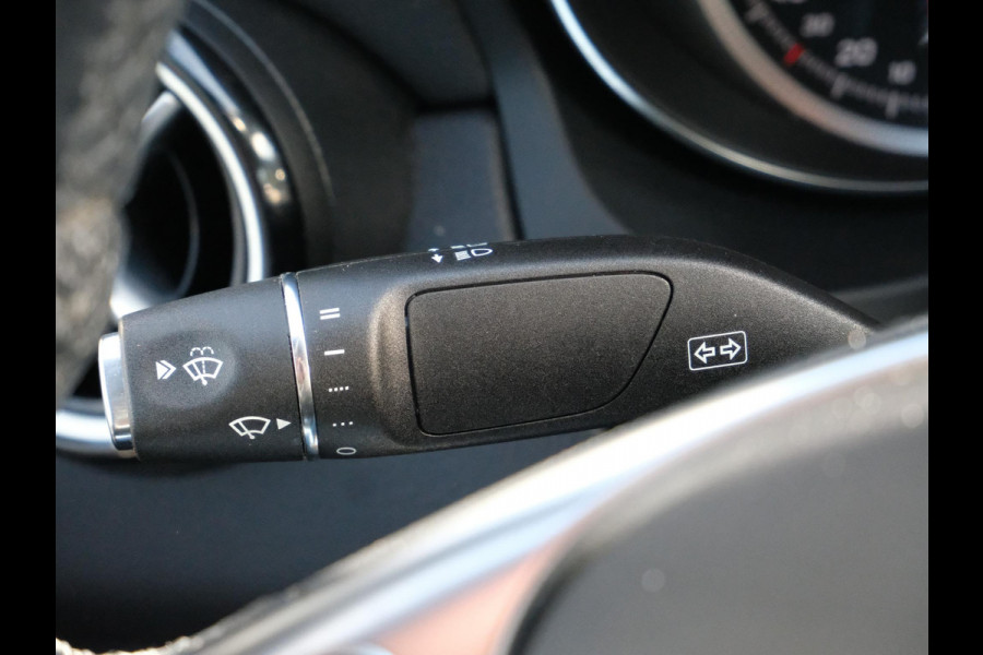 Mercedes-Benz CLA-Klasse 180 AMG-line 122 PK | Panorama dak | Dealer onderhouden | All-Season banden | Navigatie | Camera | Carplay | Parkeersensoren