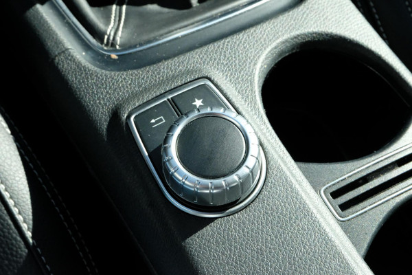 Mercedes-Benz CLA-Klasse 180 AMG-line 122 PK | Panorama dak | Dealer onderhouden | All-Season banden | Navigatie | Camera | Carplay | Parkeersensoren