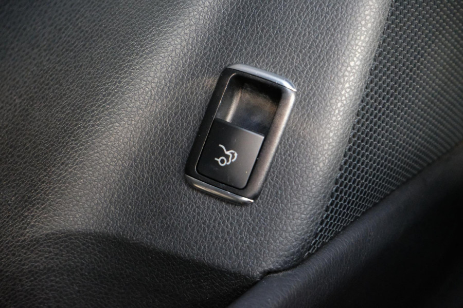 Mercedes-Benz CLA-Klasse 180 AMG-line 122 PK | Panorama dak | Dealer onderhouden | All-Season banden | Navigatie | Camera | Carplay | Parkeersensoren