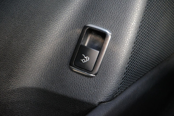 Mercedes-Benz CLA-Klasse 180 AMG-line 122 PK | Panorama dak | Dealer onderhouden | All-Season banden | Navigatie | Camera | Carplay | Parkeersensoren